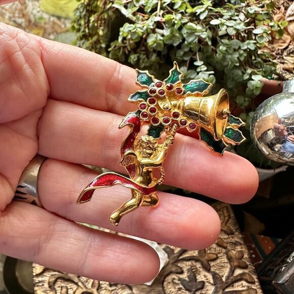 Vintage Signed Smithsonian Christmas Cherub Gold Tone Red Enamel Pin Brooch